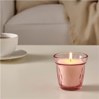 VÄLDOFT ВЭЛЬДОФТ, Ароматическая свеча в стакане, лесная земляника/темно-розовый, 8 см