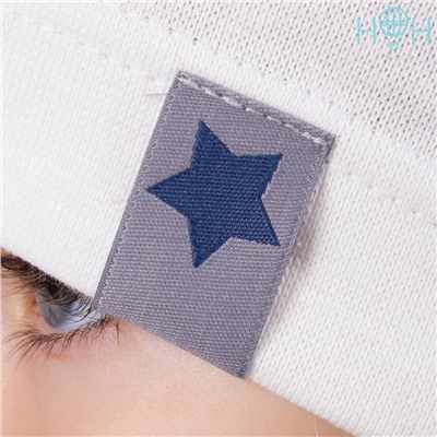 ШЛ20-08110445 Однослойная шапка с нашивкой "Синяя звезда", молочный