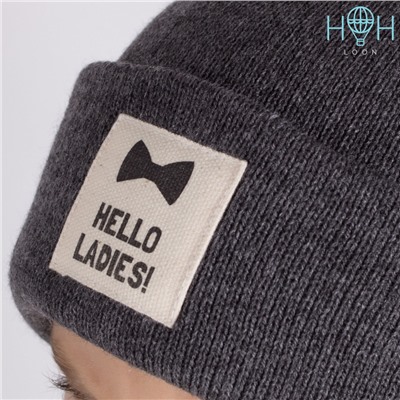 ШЗ20-75221747 Двухслойная шапка с подворотом и нашивкой "Hello ladies", темно-серый