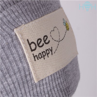 ШВ20-18271308 Двухслойная трикотажная шапка с подворотом и нашивкой "Bee happy", серый меланж